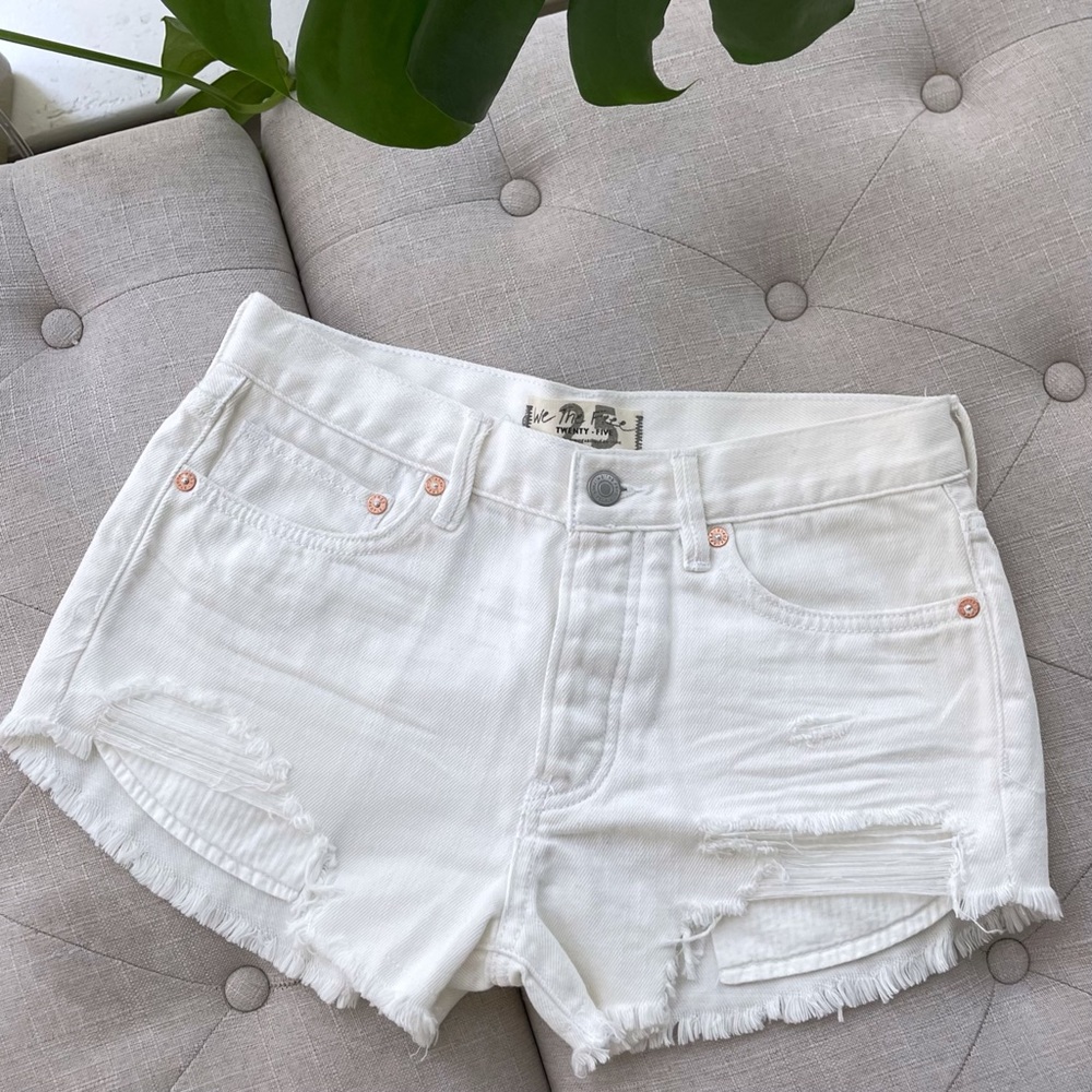 FREE PEOPLE - We The Free Loving Good Vibrations Cutoffs - Size 25